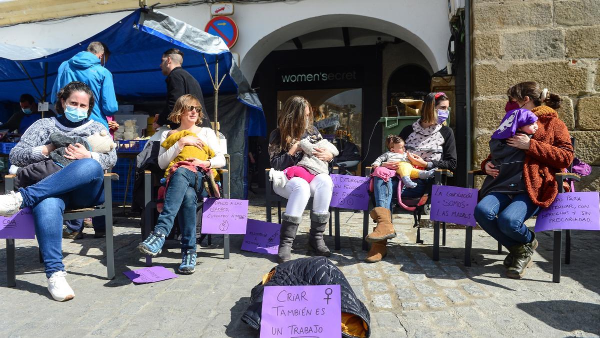 Madres con sus bebés, reivindicando políticas por la maternidad en Plasencia.