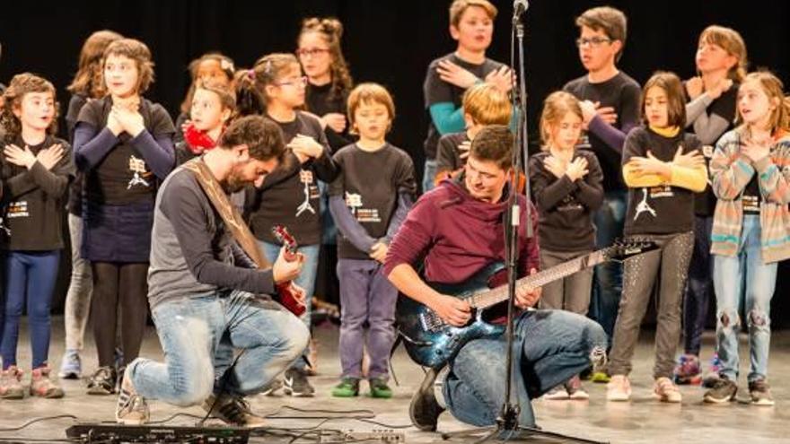 Els alumnes de l&#039;escola de Música de Llagostera omplen el teatre del Casino