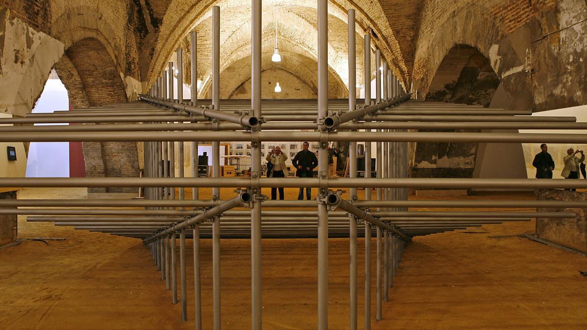 Una de las instalaciones expuestas en las Reales Atarazanas de Sevilla, de la II Bienal Internacional de Arte Contemporáneo en 2010, una de las últimas veces quye estas naves acogieron actividad cultural.