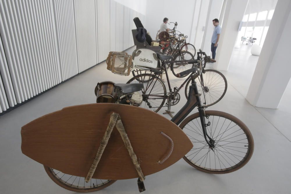 Exposición de bicicletas en la antigua estación de