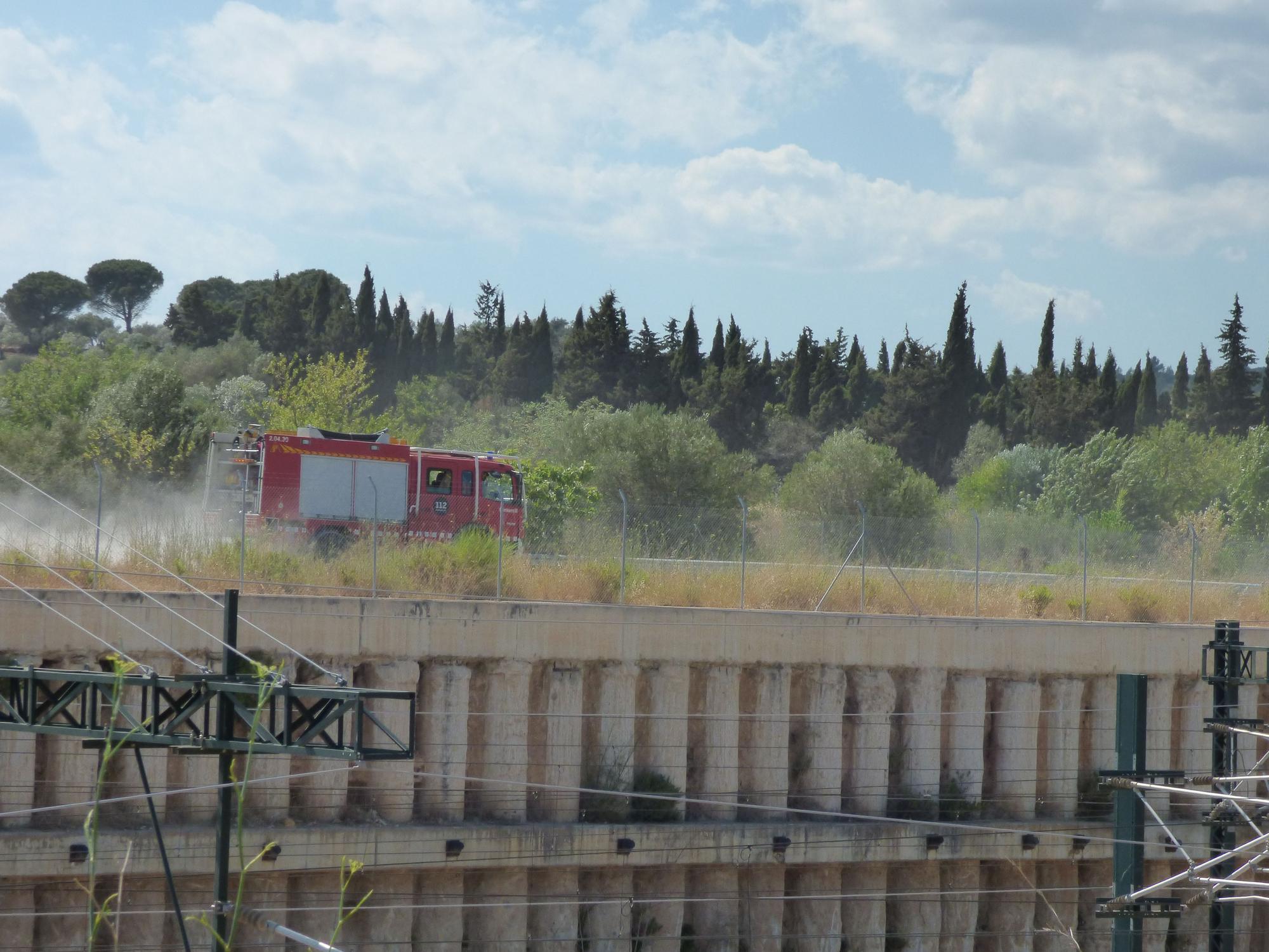 Un incendi ha cremat 3,5 hectàrees al costat de l'Ap7 a Vilafant