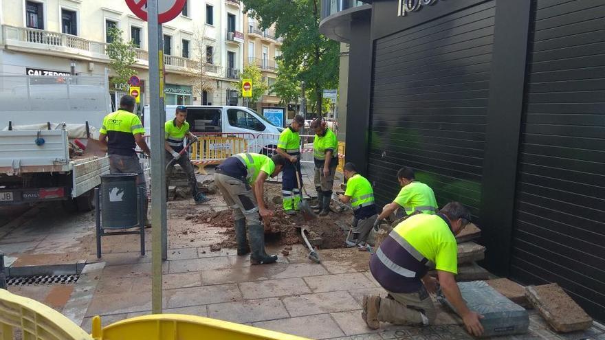 Diversos operaris d&#039;Aigües de Manresa treballant per arreglar, provisionalment, l&#039;avaria al carrer Guimerà, aquesta tarda