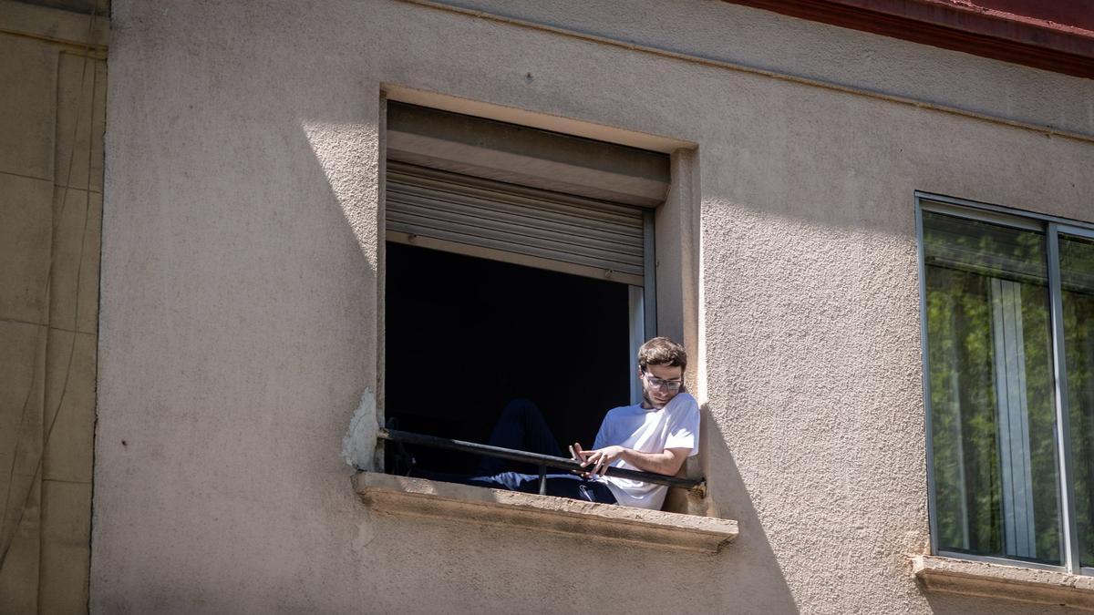 Un joven mira por la ventana durante el apagón.