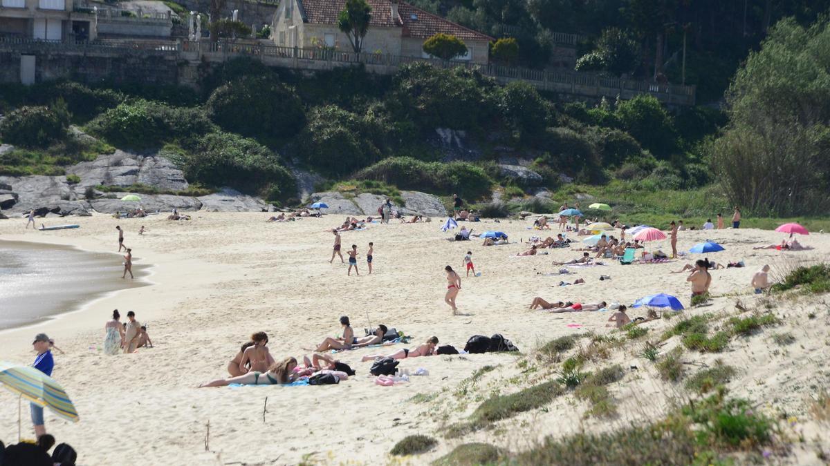 La playa canguesa de Liméns, en una imagen de hace unos días, es una de las que volverá a ondear la bandera azul este verano.