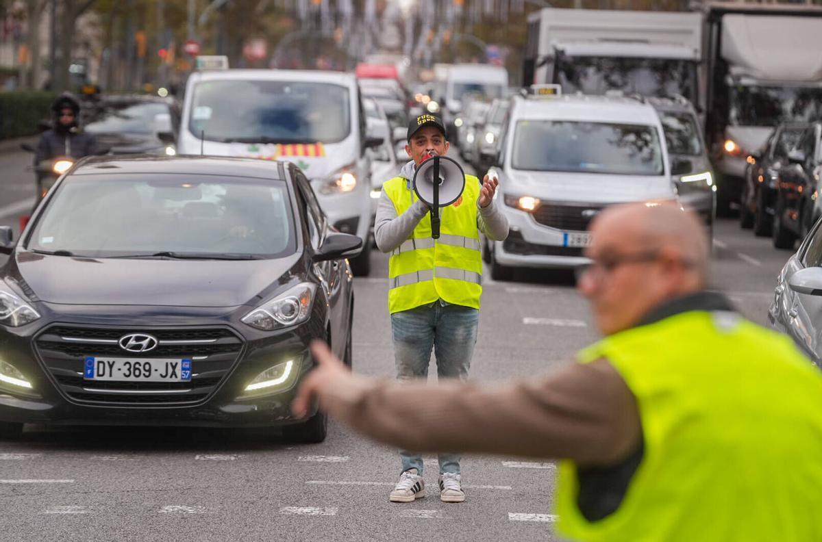 Élite Taxi ocupa la Gran Via y el paseo de Gràcia con unos 3.000 vehículos durante una nueva jornada de protestas del sector en defensa de sus derechos laborales. Barcelona, 9 de diciembre de 2025.