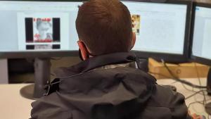 Un agents dels Mossos davant de diverses pantalles dordinador durant una investigació, en una foto darxiu.