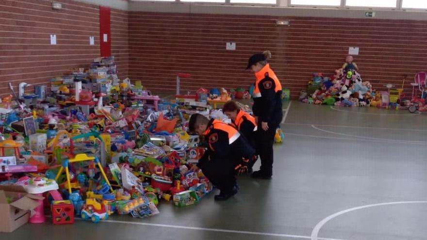 Juguetes donados por los alicantinos que han respondido al llamamiento de los Bomberos