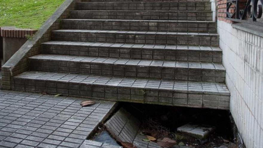 El agujero, al final de las escaleras de acceso al parque de Cabruñana.