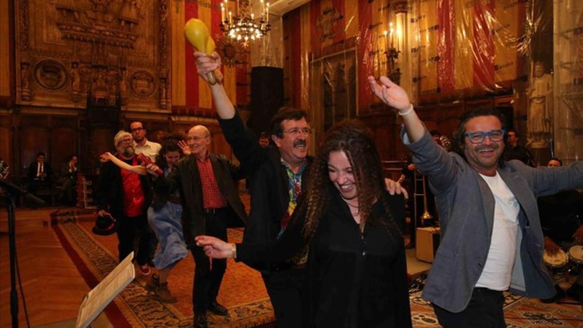 Fiesta en el Saló de Cent  con la Salseta del Poble Sec y la orquesta Platería