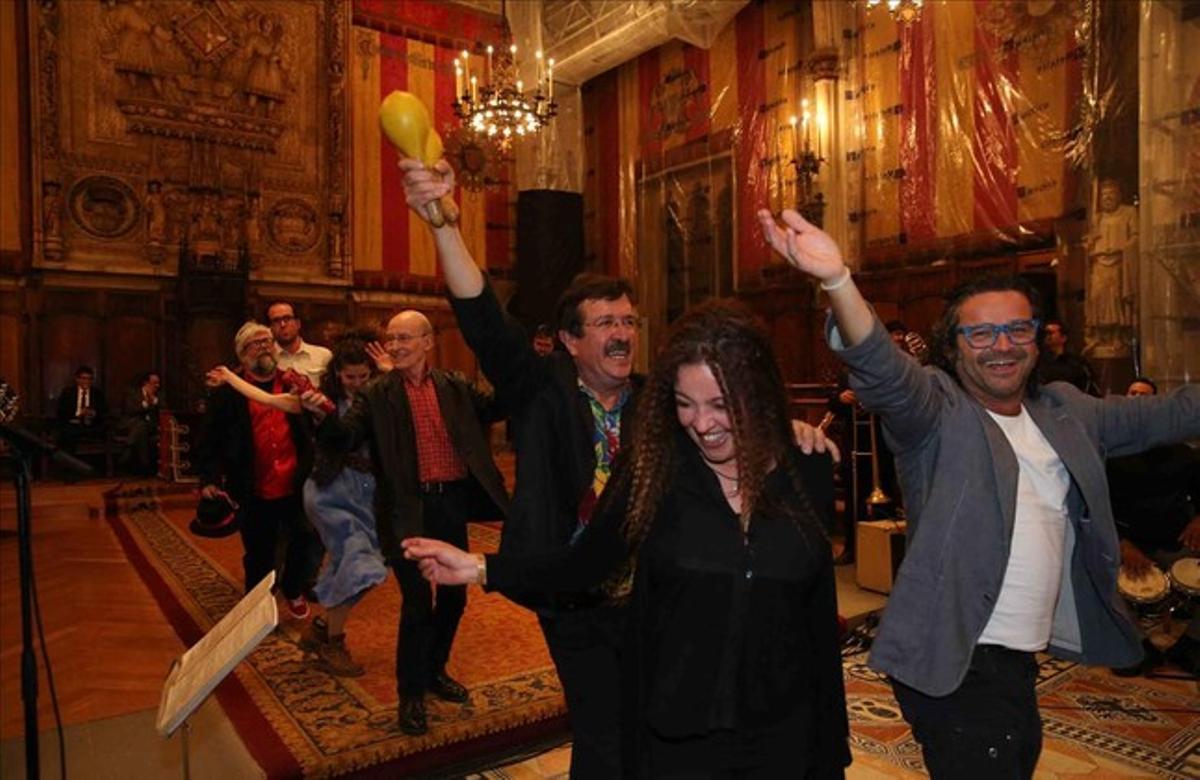 Fiesta en el Saló de Cent  con la Salseta del Poble Sec y la orquesta Platería