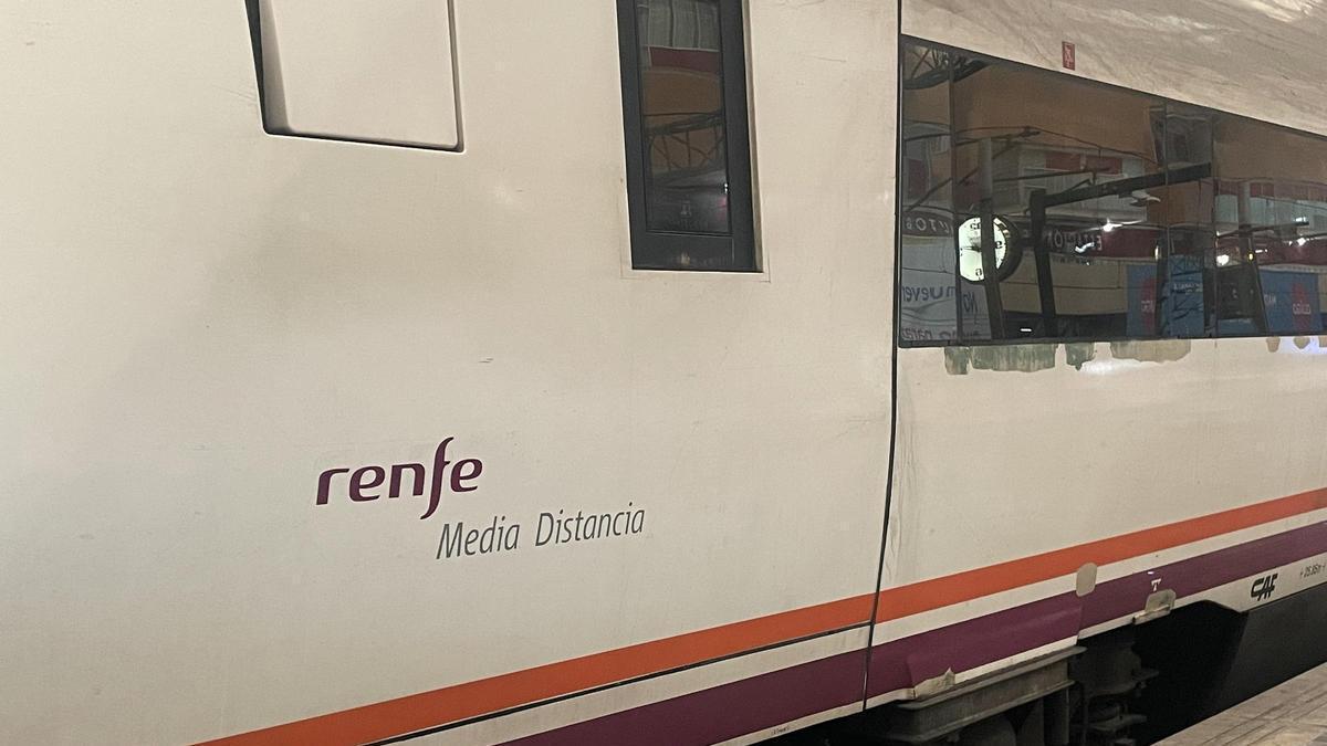 CHOQUE TREN VALLADOLID | Un camión choca con un tren en un paso a nivel sin causar heridos