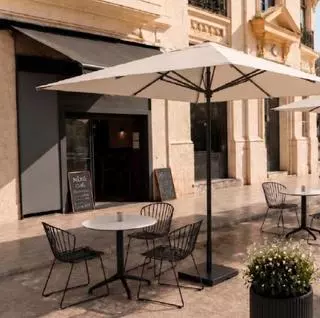 Cambio de imagen de la plaza del Ayuntamiento de València: Las terrazas de hostelería tendrán que poner mobiliario unificado