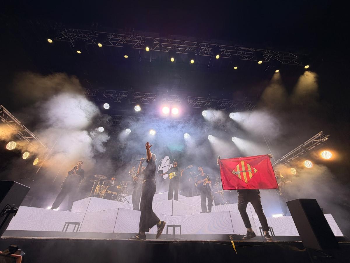La banda exhibió la bandera de Alzira durante la actuación.