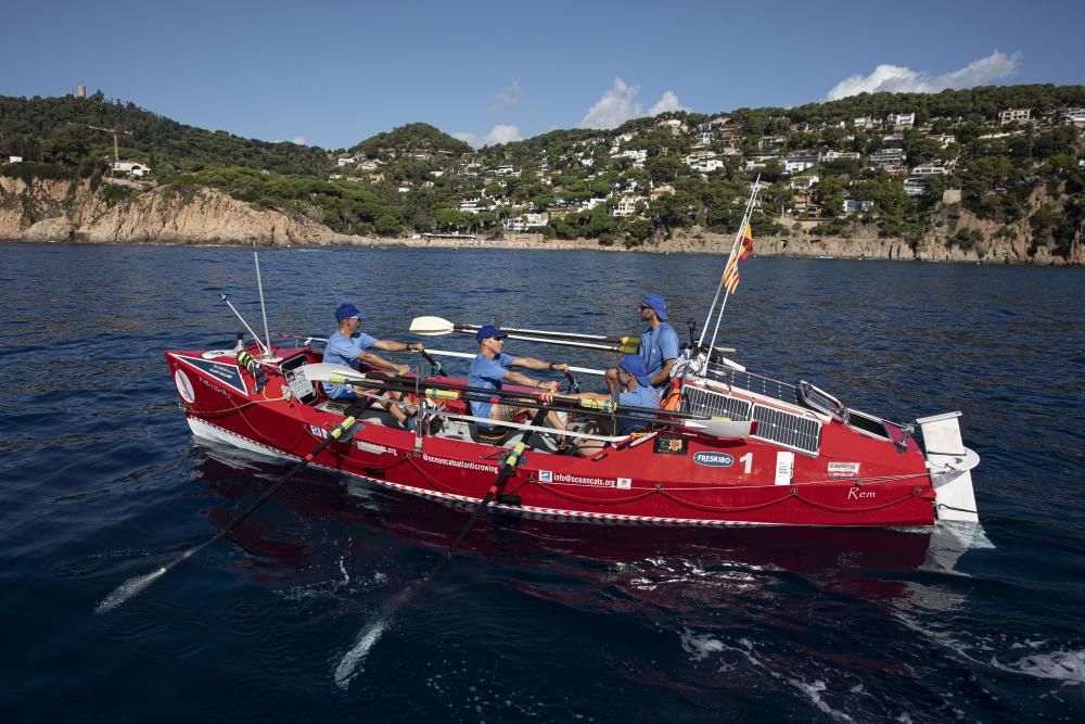 Una barca  recorre la Costa Brava recollint-hi microplàstics