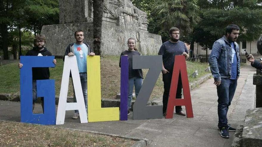 Alberte Fernández (derecha), junto a sus compañeros en la estatua de Loriga en Lalín // Bernabé