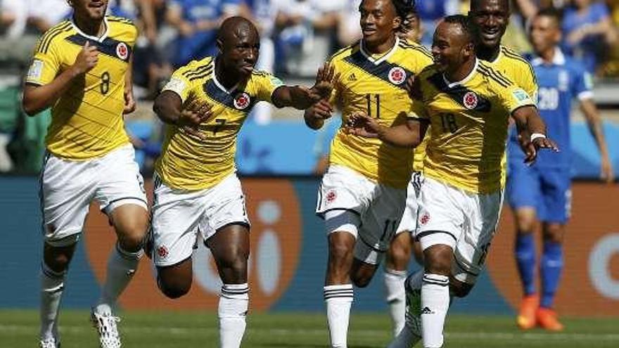 Armero (segundo izquierda) comparte la alegría del gol.