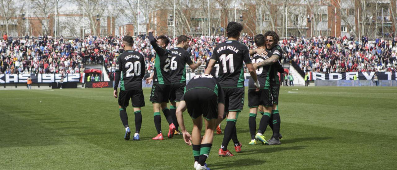 Los jugadores del Elche celebran uno de los tres goles de su victoria el pasado domingo en el estadio de Vallecas (2-3) ante el Rayo de Paco Jémez.