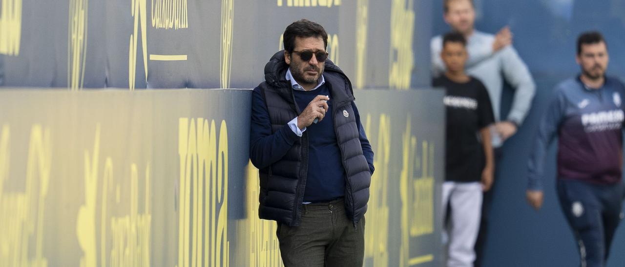 El consejero delegado del Submarino, Fernando Roig Negueroles, observa pensativo un entrenamiento del Villarreal.