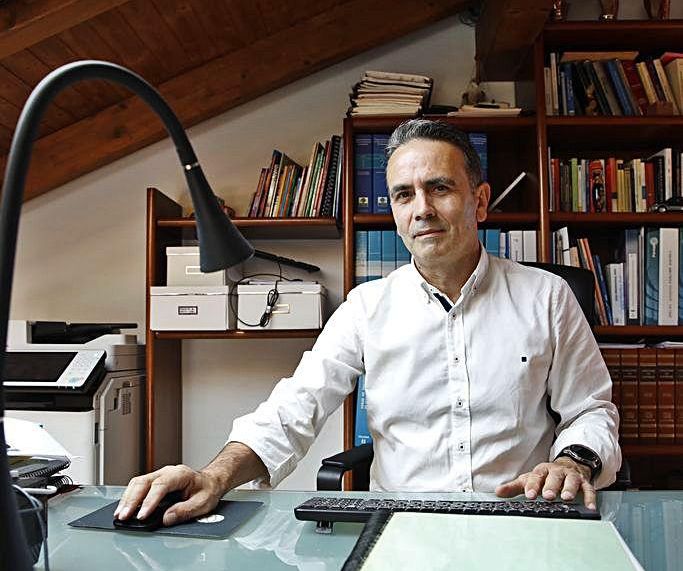 Mario Cabeza, en el despacho de su vivienda. | Á. G.