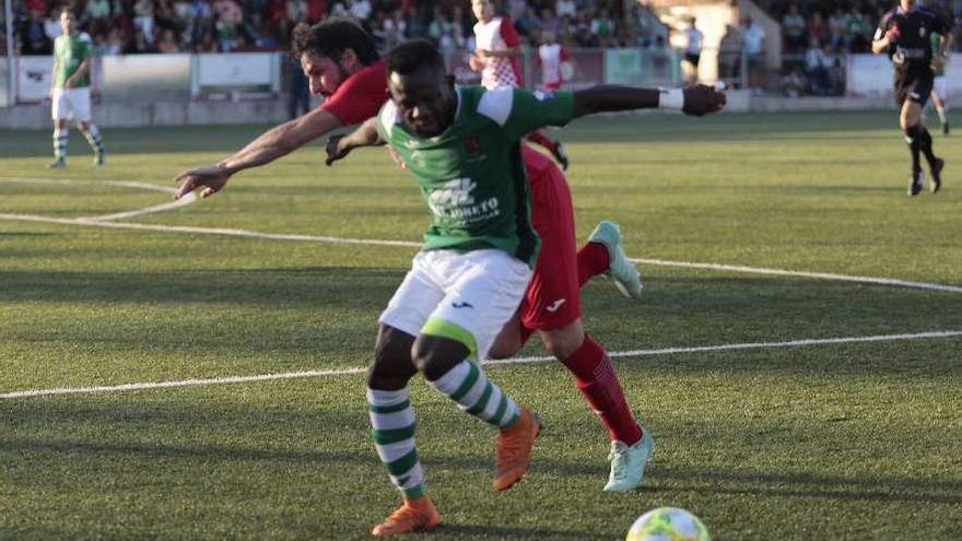 Richi (Llanes) y Pantiga (Llanera) se disputan la posesión del balón.