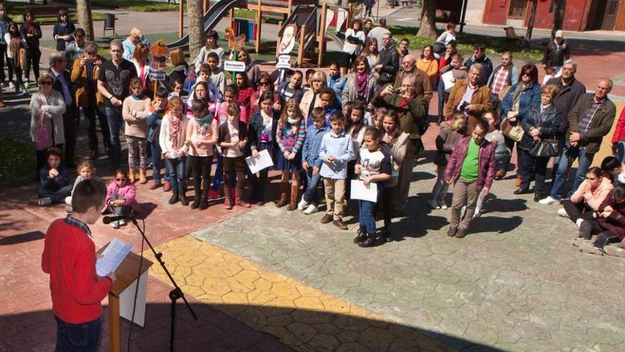 Un estudiante lee uno de los fragmentos seleccionados ante numerosos escolares.