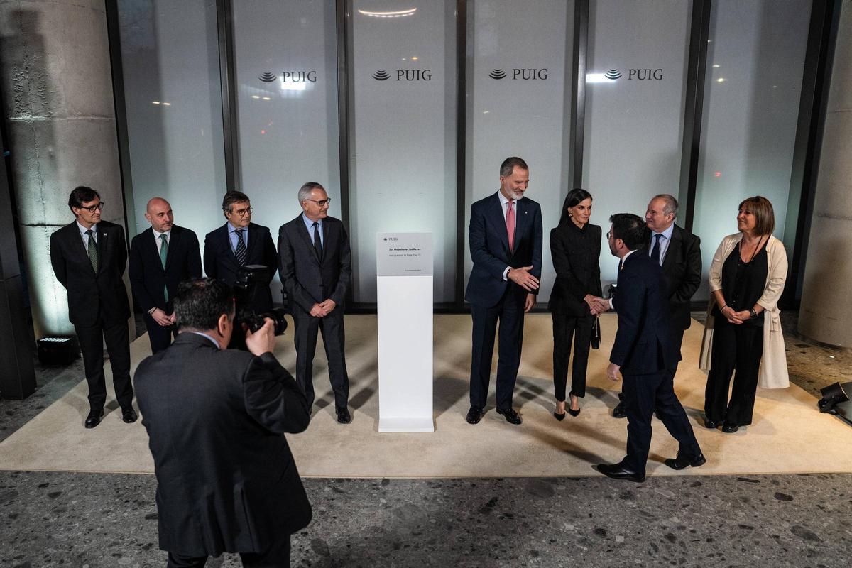 El Rey Felipe VI saluda al presidente de la Generalitat, Pere Aragonès, durante la inauguración de la segunda torre de la compañía Puig, en LHospitalet de Llobregat,El Rey Felipe VI (4d) saluda al presidente de la Generalitat, Pere Aragonès (3d), durante la inauguración de la segunda torre de la compañía Puig, en LHospitalet de Llobregat.