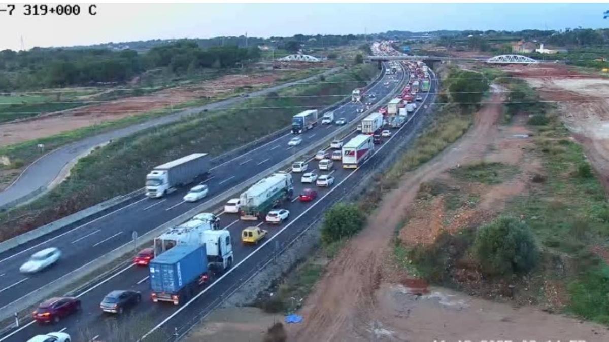 Un accidente en la A-7 a la altura de Bétera provoca varios kilómetros de retenciones
