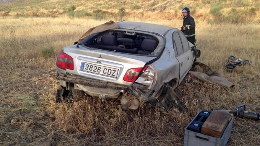 Fallece un hombre tras salirse su coche de la vía