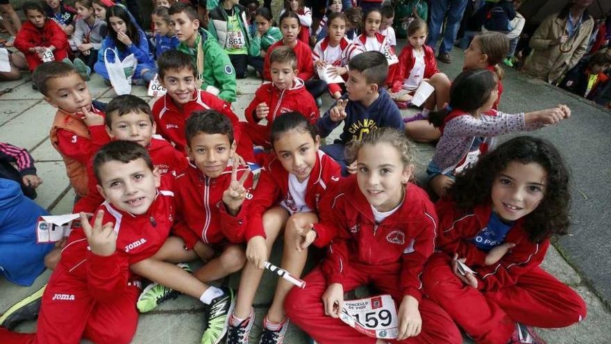 Un grupo de niños esperan la entrega de trofeos. // Marta G. Brea