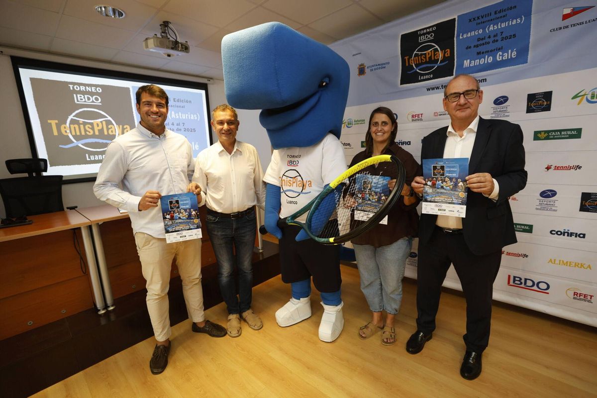 Por la izquierda Carlos Ferrer, codirector del torneo, Jorge Suárez, alcalde de Gozón, Fatín, mascota del Torneo, Manuela Fernández, Directora General de Deporte y Carlos Sotillos, gerente del BDO, patrocinador principal