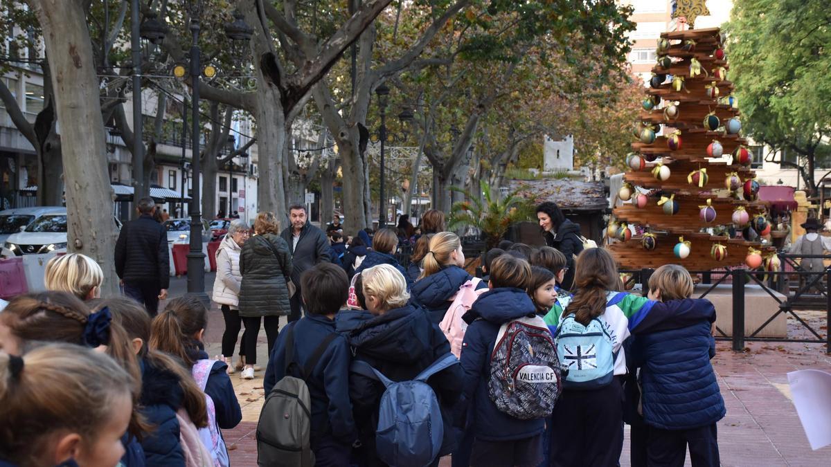 Escolares en la visita al Belén de Xàtiva.