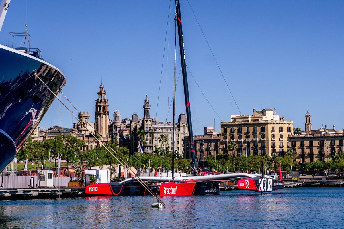 El trimarán Actual Ultim 4 tiene 32 metros de eslora y un ,ástil de 34 metros.