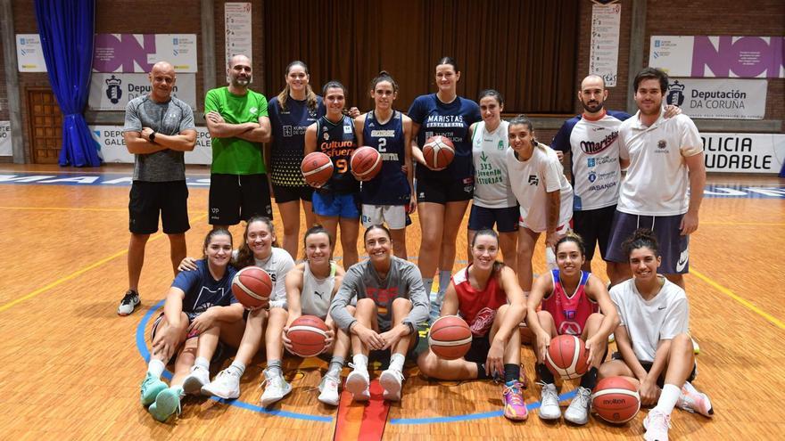 Las jugadoras de Maristas posan esta temporada en su pabellón antes de un entrenamiento. |  // VÍCTOR ECHAVE