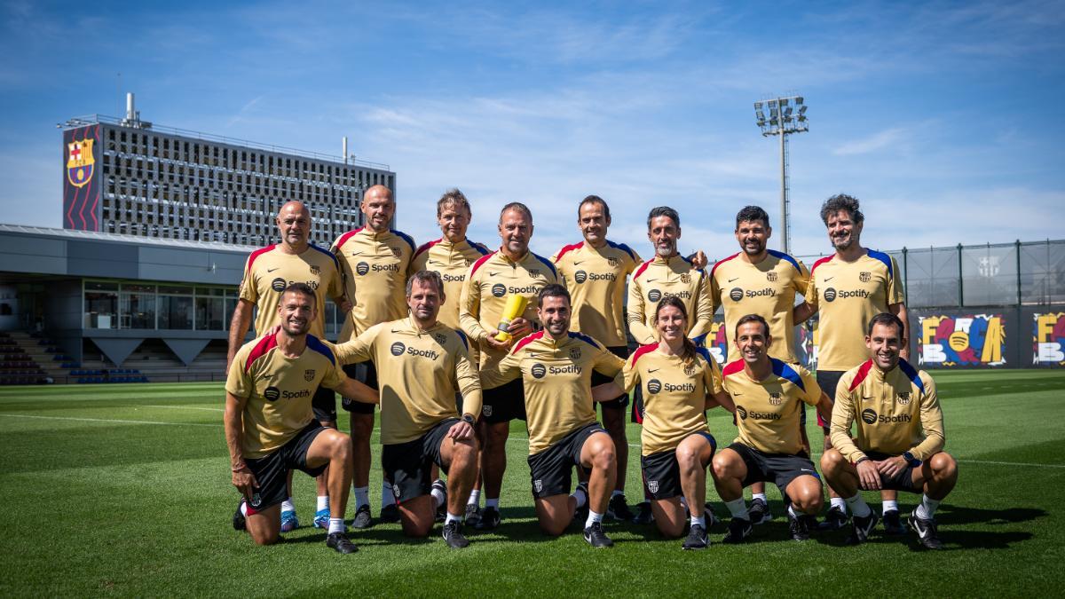 Hansi Flick posa junto a su staff técnico en el Barça con el trofeo de Mejor Entrenador de La  Liga en agosto