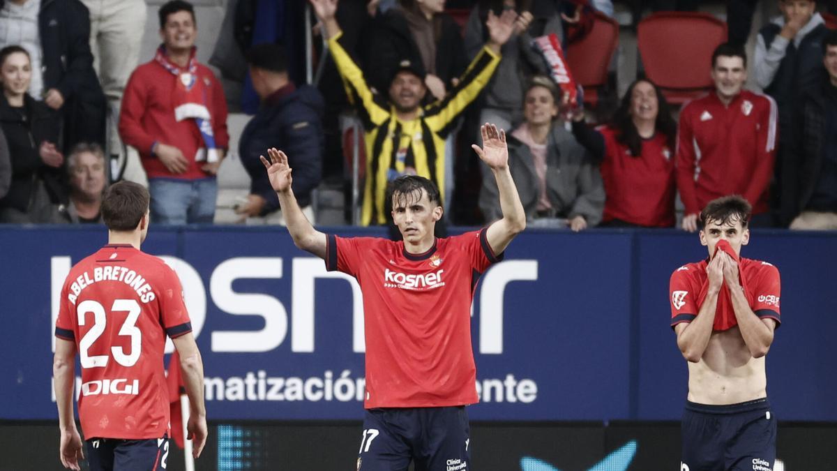 El delantero croata de Osasuna Ante Budimir (d) celebra su gol, segundo del equipo navarro, durante el encuentro correspondiente a la jornada 36 de LaLiga EA Sports entre el Osasuna y el Atlético de Madrid este jueves en el Sadar, Pamplona. EFE/ Jesús Diges