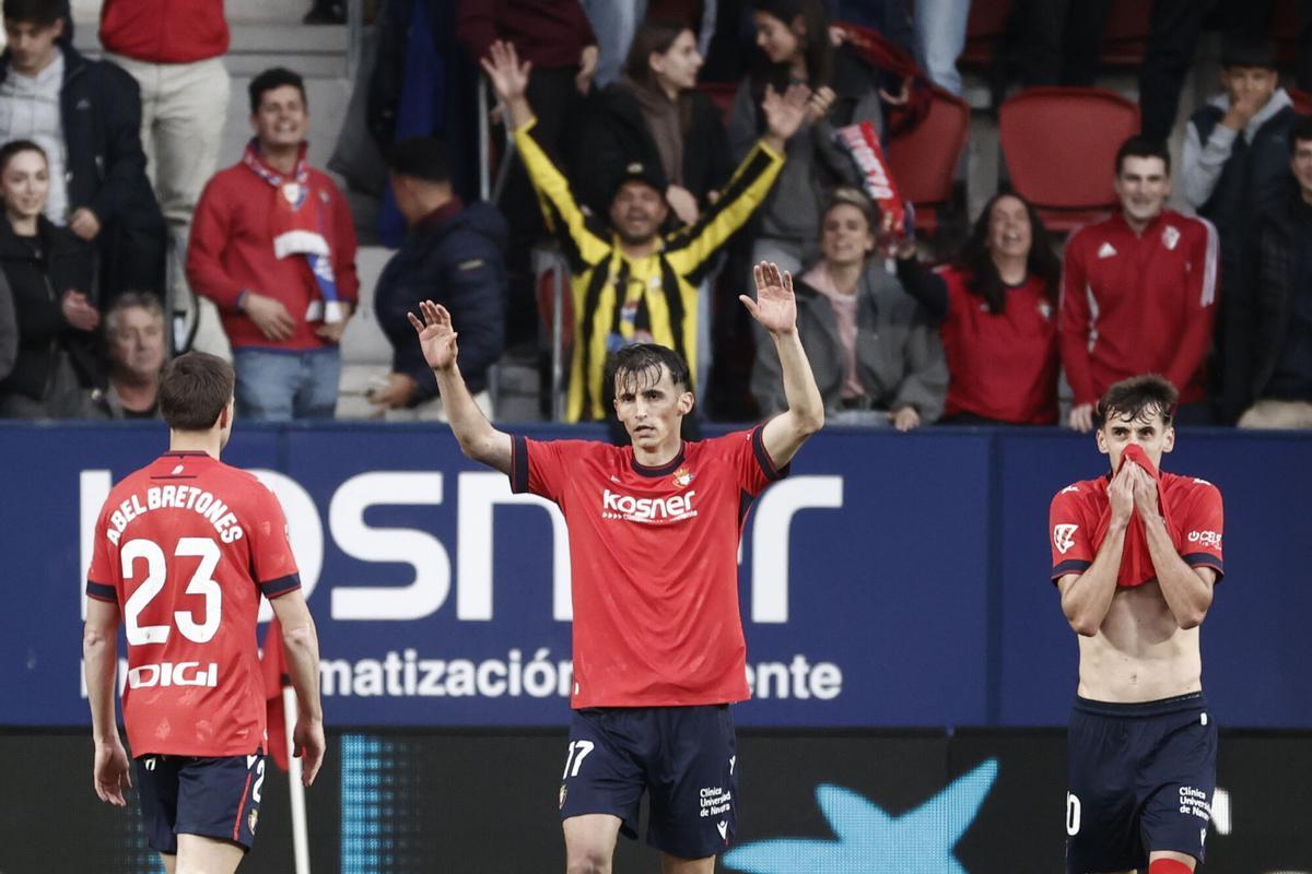 PAMPLONA, 15/05/2025.- El delantero croata de Osasuna Ante Budimir (d) celebra su gol, segundo del equipo navarro, durante el encuentro correspondiente a la jornada 36 de LaLiga EA Sports entre el Osasuna y el Atlético de Madrid este jueves en el Sadar, Pamplona. EFE/ Jesús Diges