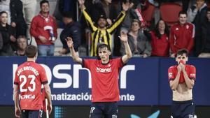PAMPLONA, 15/05/2025.- El delantero croata de Osasuna Ante Budimir (d) celebra su gol, segundo del equipo navarro, durante el encuentro correspondiente a la jornada 36 de LaLiga EA Sports entre el Osasuna y el Atlético de Madrid este jueves en el Sadar, Pamplona. EFE/ Jesús Diges