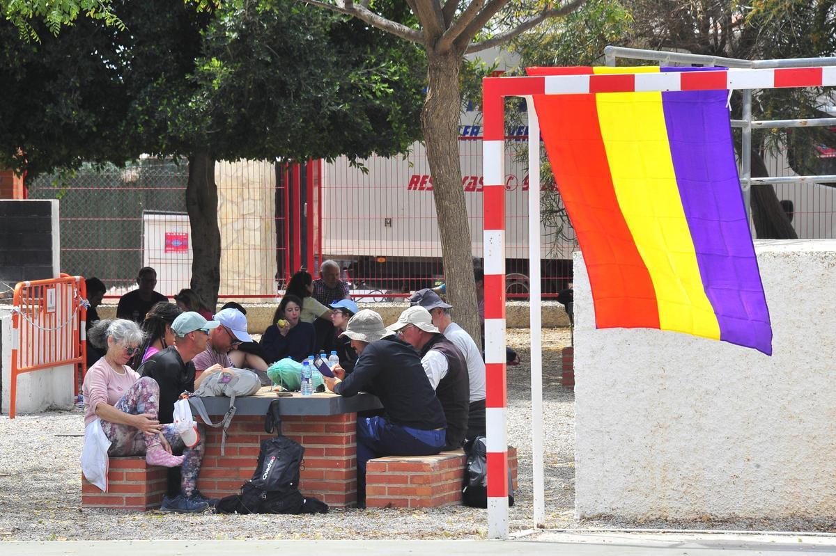 Parada de peregrinos durante la Senda del Poeta en Crevillent