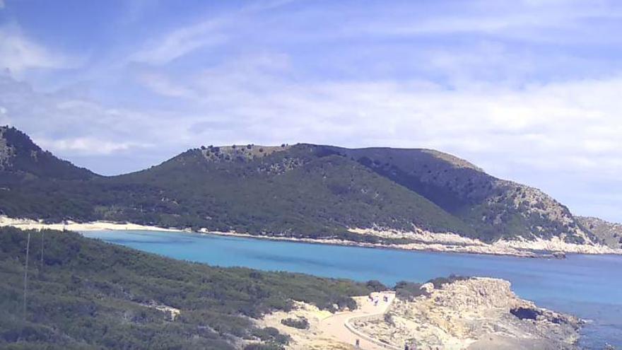 Am Mittwochmittag (10.4.) dominiert die Sonne an der Cala Agulla im Nordosten von Mallorca