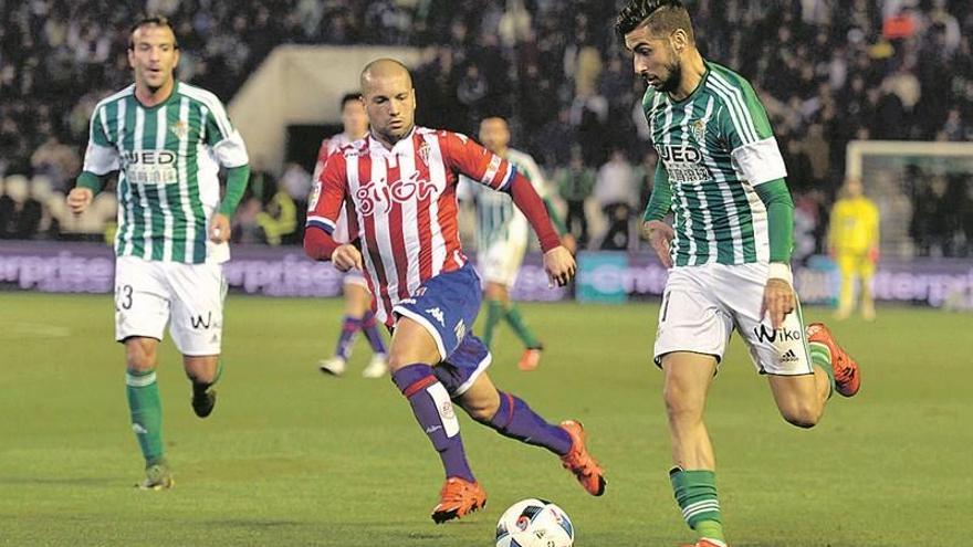 Vadillo, a la derecha, conduce el balón ante la presión de Lora.