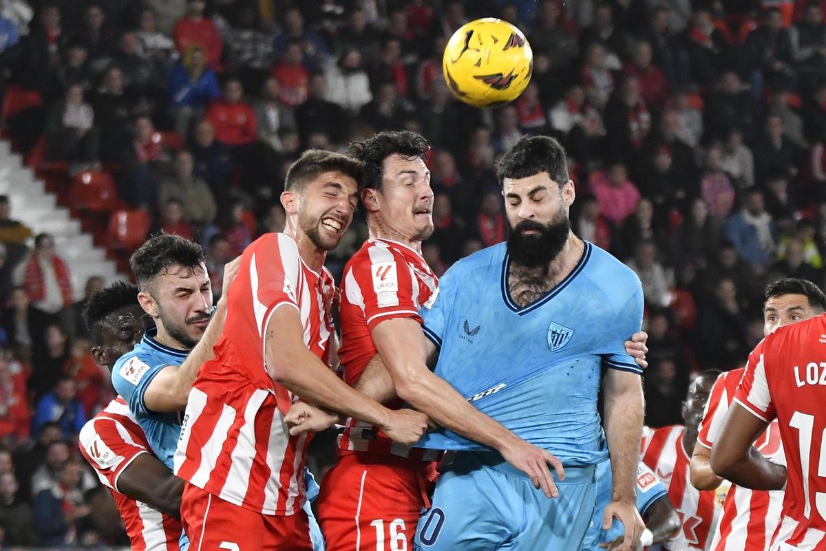 El Athletic falla una ocasión de Champions ante el colista Almería