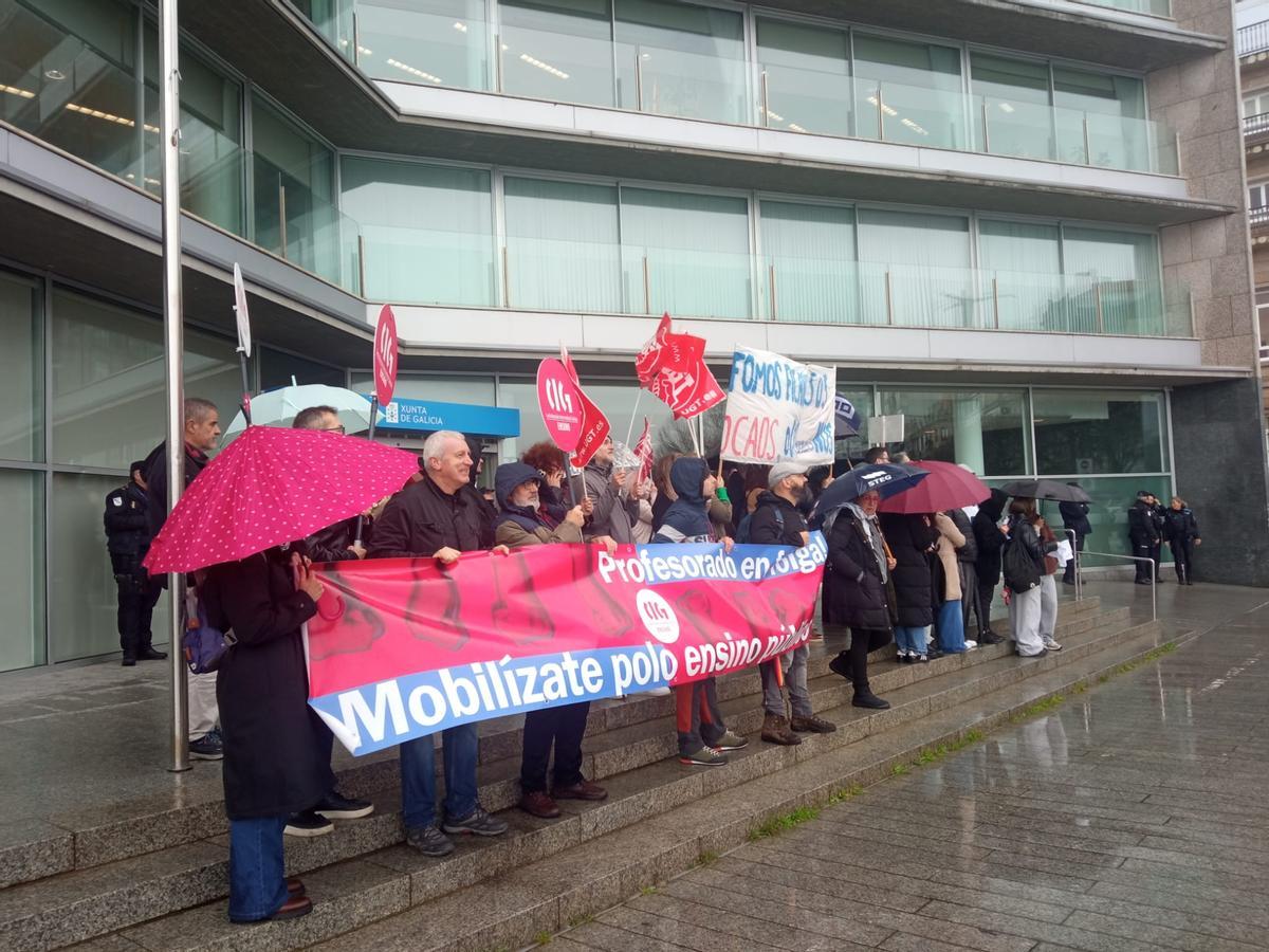 La concentración, ayer frente a la Xunta