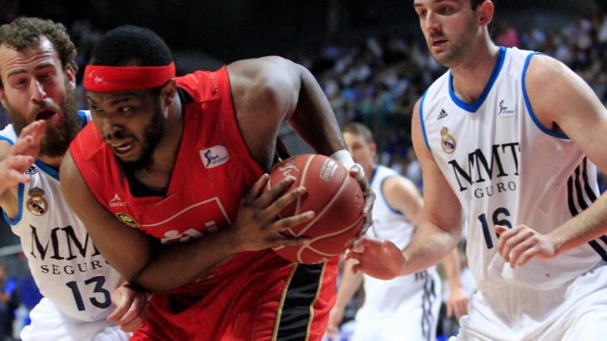 Jones, del CAI, protege el balón ante Sergio Rodríguez y Begic.