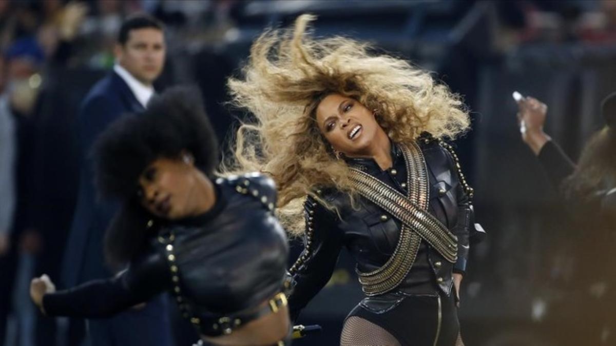 Beyoncé actuando en el descanso de la Super Bowl