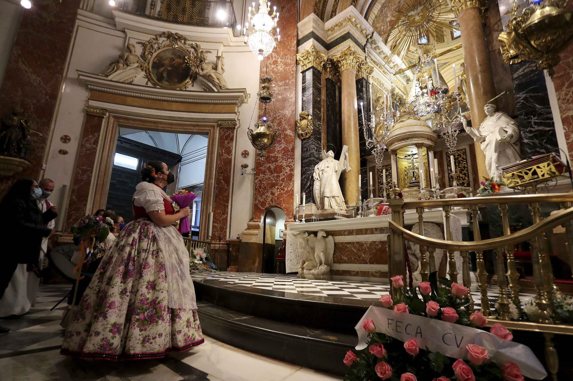 Flores de los falleros a la Virgen en el primer día de la "no ofrenda"