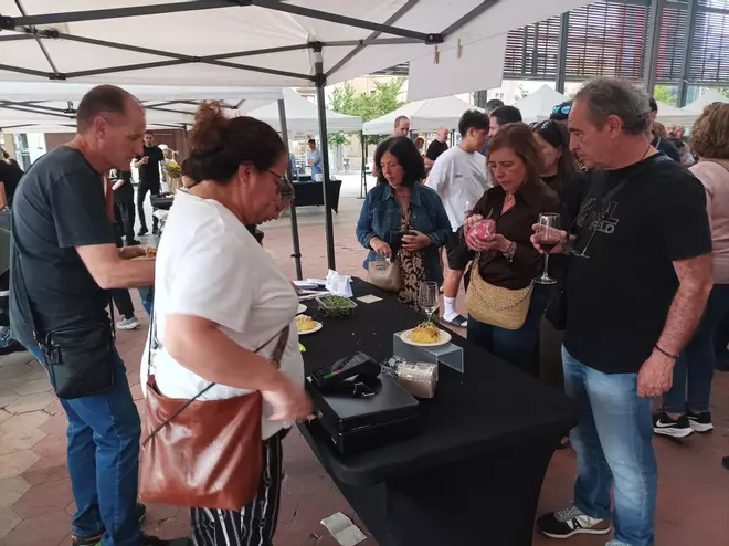 Figueres arrenca la Ruta del Tast Surrealista amb una degustació a la plaça de Catalunya