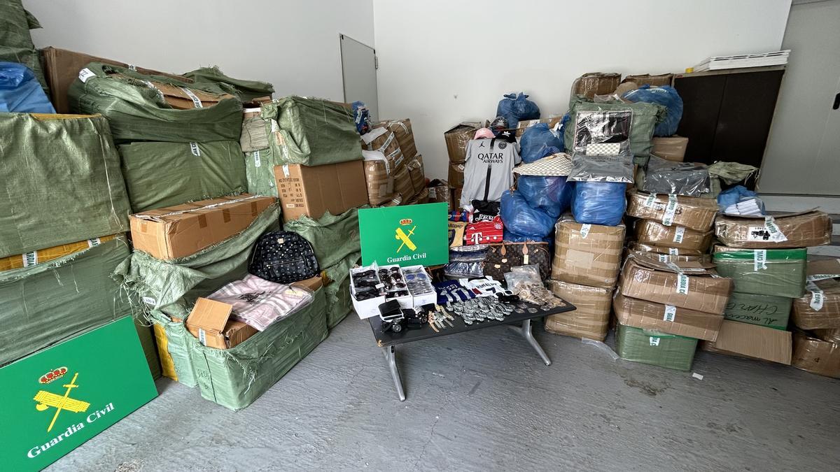 Cajas con material falsificado intervenidas en Alcúdia.