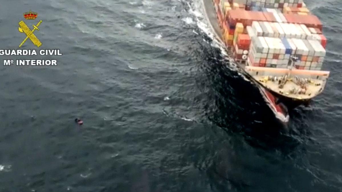 La Guardia CIvil evita que un buque embista a una patera en el Estrecho
