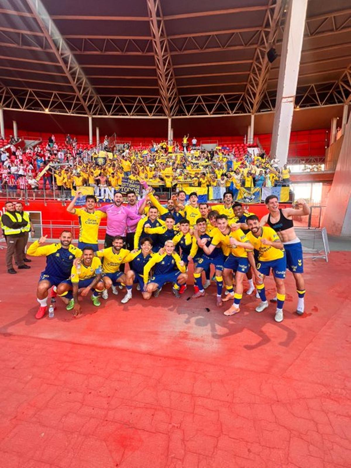 Los jugadores de la UD Las Palmas festejan junto a los aficionados desplazados a Almería el triunfo