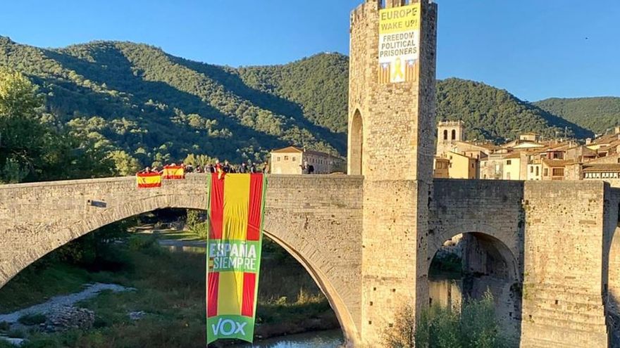 Vox desplega una bandera espanyola de grans dimensions al pont de Besalú